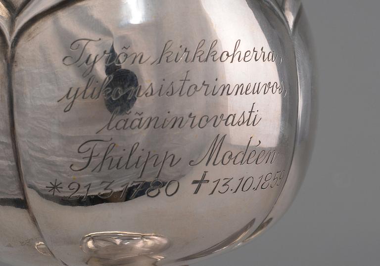 EHTOOLISKALKKI + PATENE, 84 hopeaa. Joseph Nordberg Pietari, Venäjä 1854. Paino 642 g.