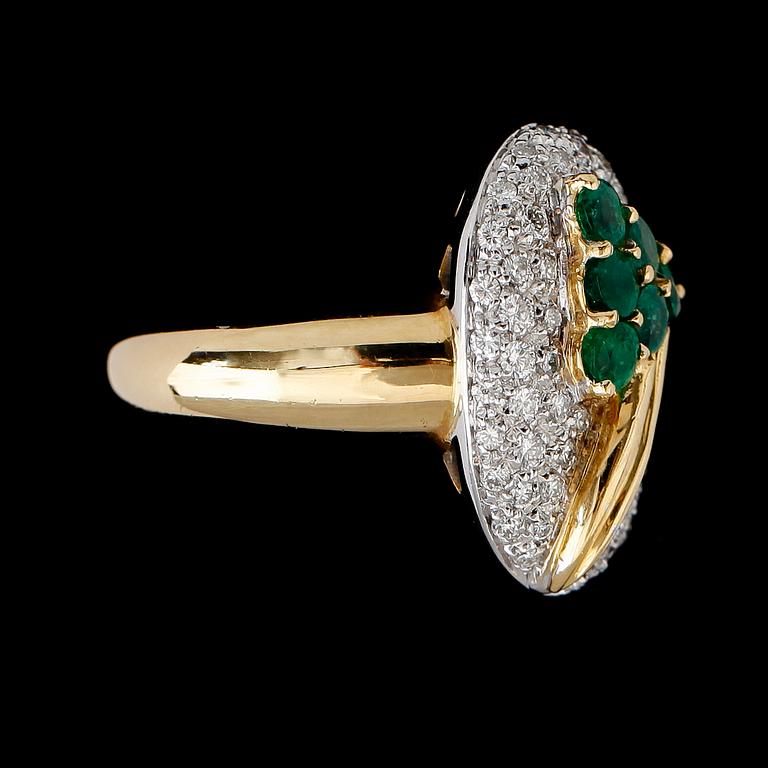 RING, 18 k guld, smaragder tot ca 1.27 ct och diamanter tot ca 1.09 ct. Total vikt ca 11 g.