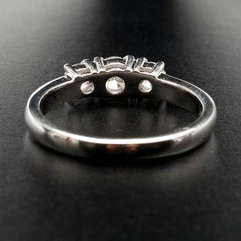 RING, vitguld 18K, briljantslipade diamanter 0,25 ct, 2 x 0,14 ct, tot. 0,53 ct. Vikt 3,9 g. Intyg.