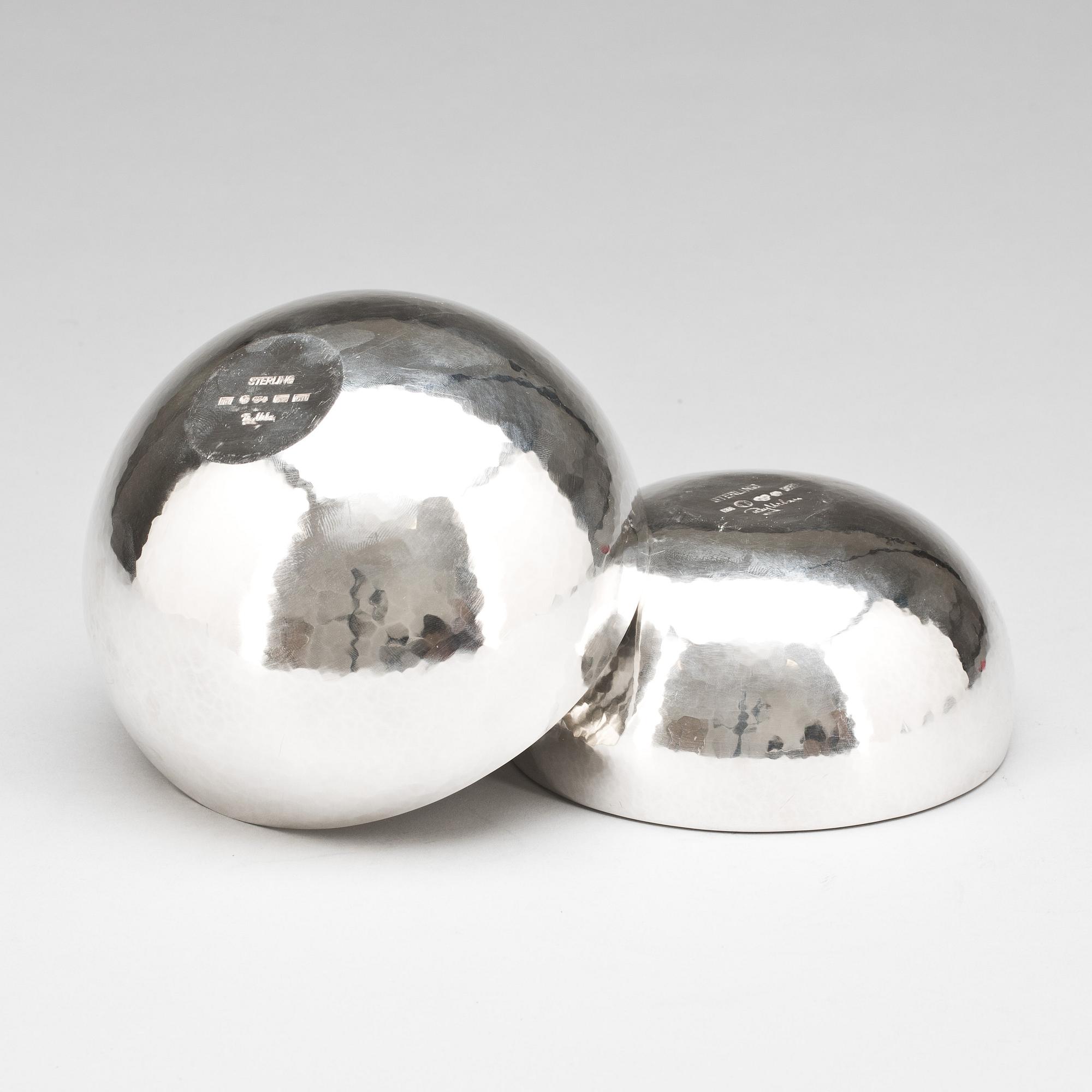 SKÅLAR, 2 st, sterlingsilver, Rey Urban, Stockholm. 1966 resp 1977. Total vikt 670 g.