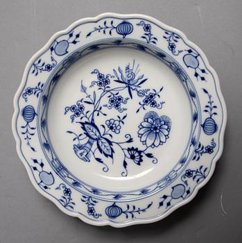 SERVISDELAR,ca 60 delar. Meissen "Lökmönstret".