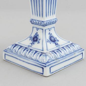 Royal Copenhagen, ljusstakar, ett par, porslin, "Musselmalet", Danmark.