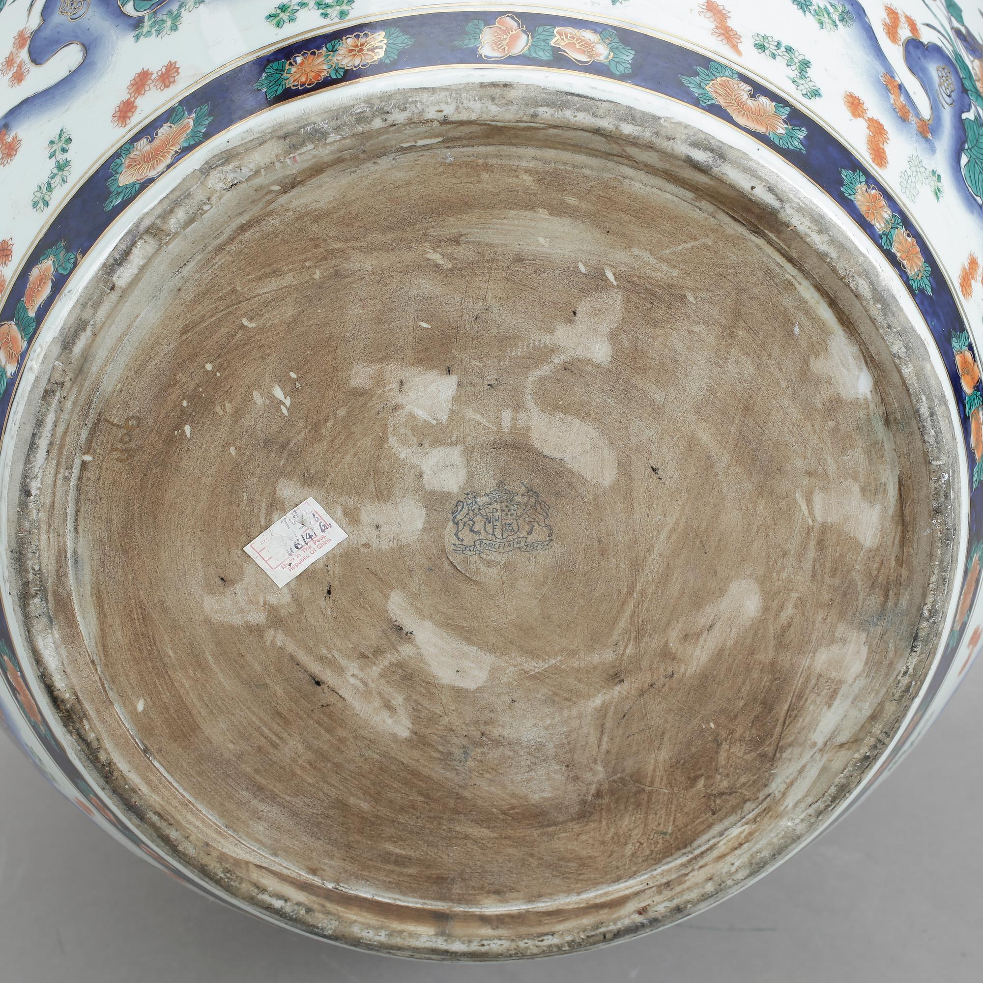 FISKBASSÄNG, porslin, märkt 1879.