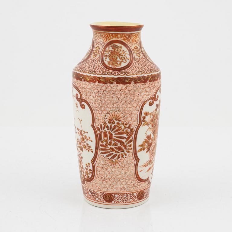 A porcelain vase, Japan, beginning of the 20th century.