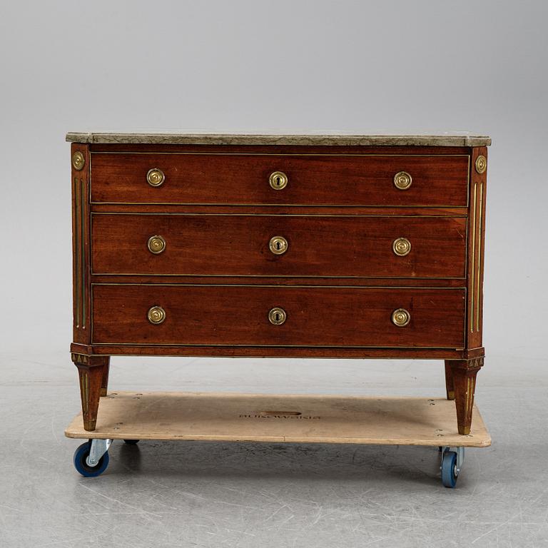 A late Gustavian mahogany chest of drawers.
