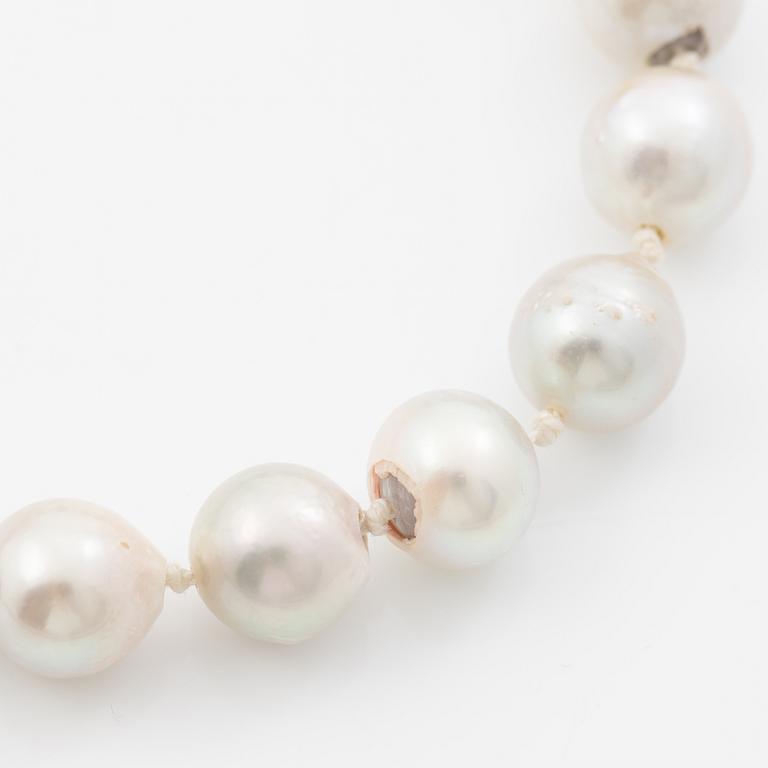 Bracelet, cultured pearls, silver clasp.