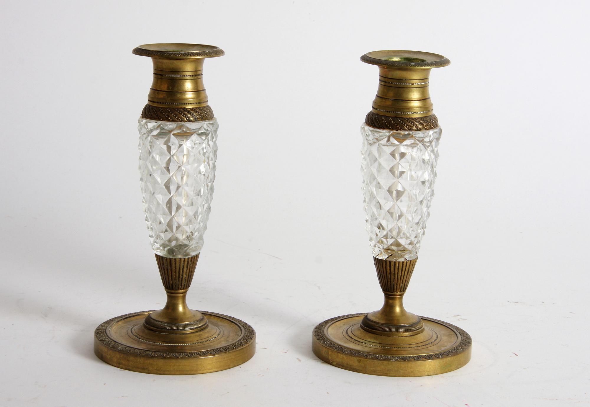 LJUSSTAKAR, ett par, mässing och glas, empirestil 1800/1900-tal.