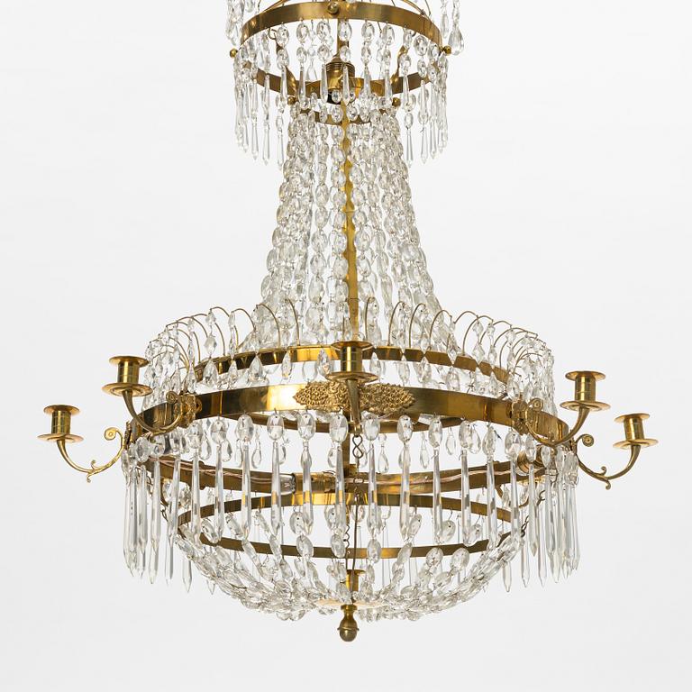 A Gustavian style 9 candle chandelier.