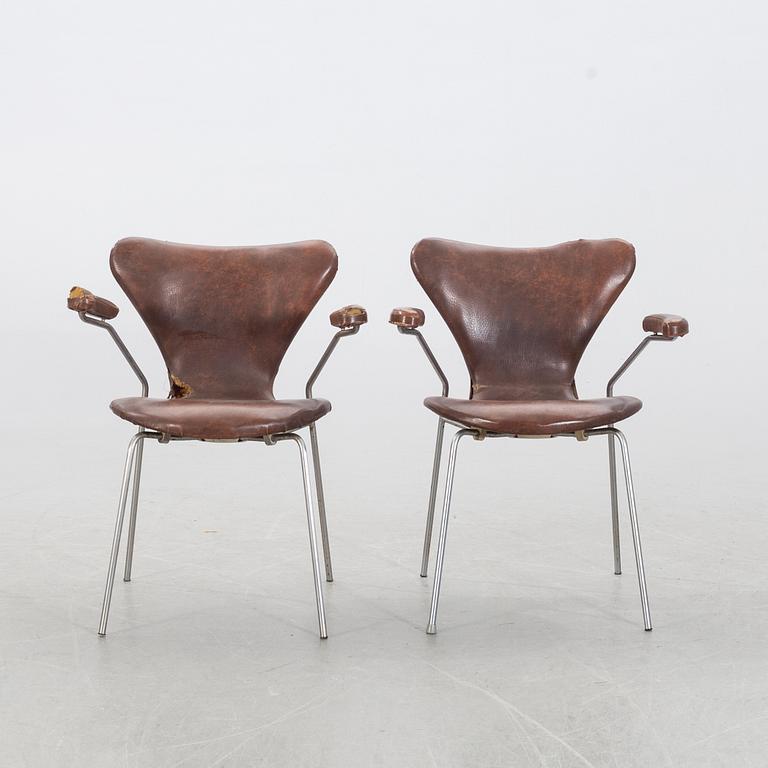 ARNE JACOBSEN, "Sjuan", a pair of arm chairs, Fritz Hansen, Denmark 1969.