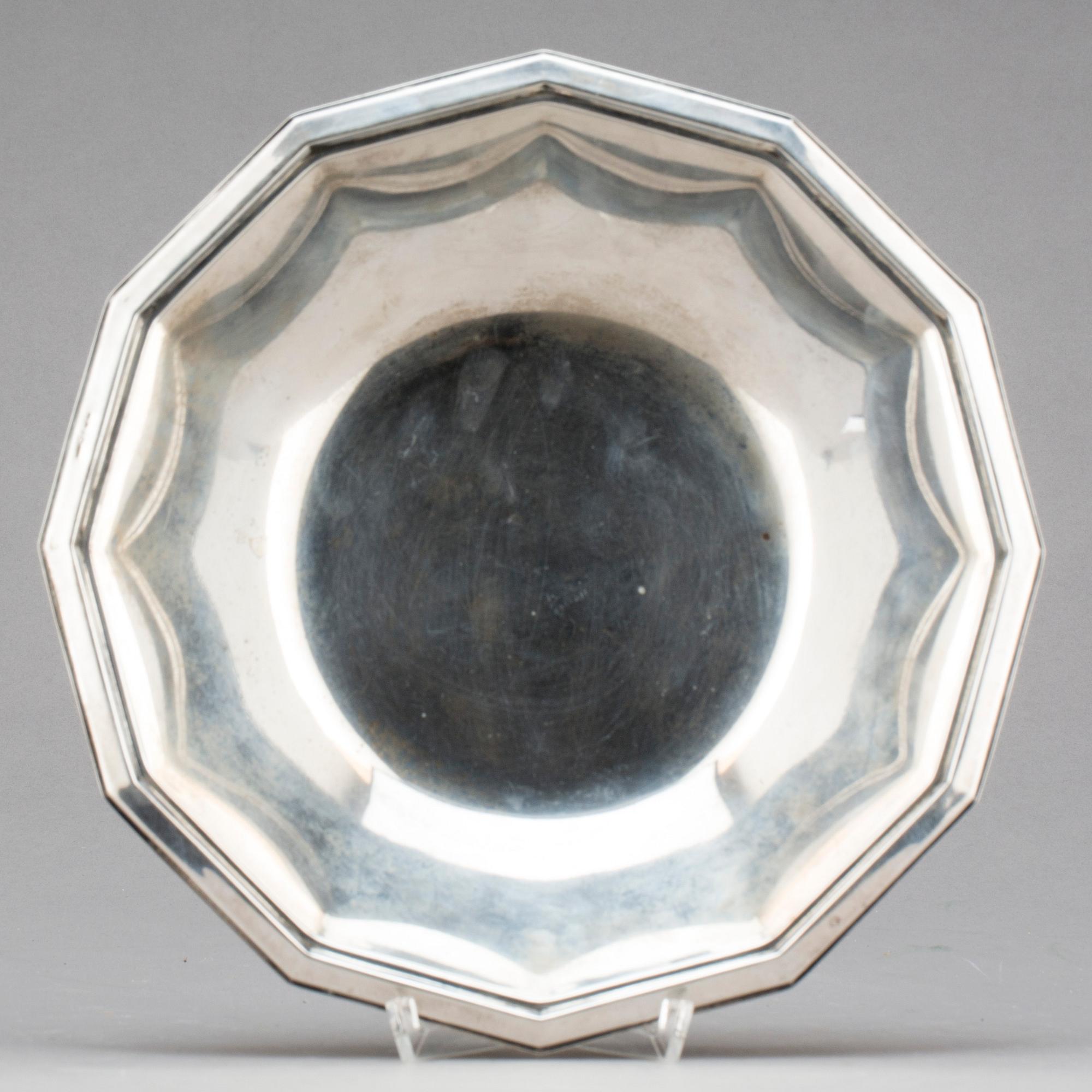 SKÅL, silver, Svenska importstämplar, 1933. Vikt ca 383 g.
