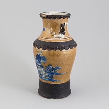 A 20th century Chinese porselain vase.