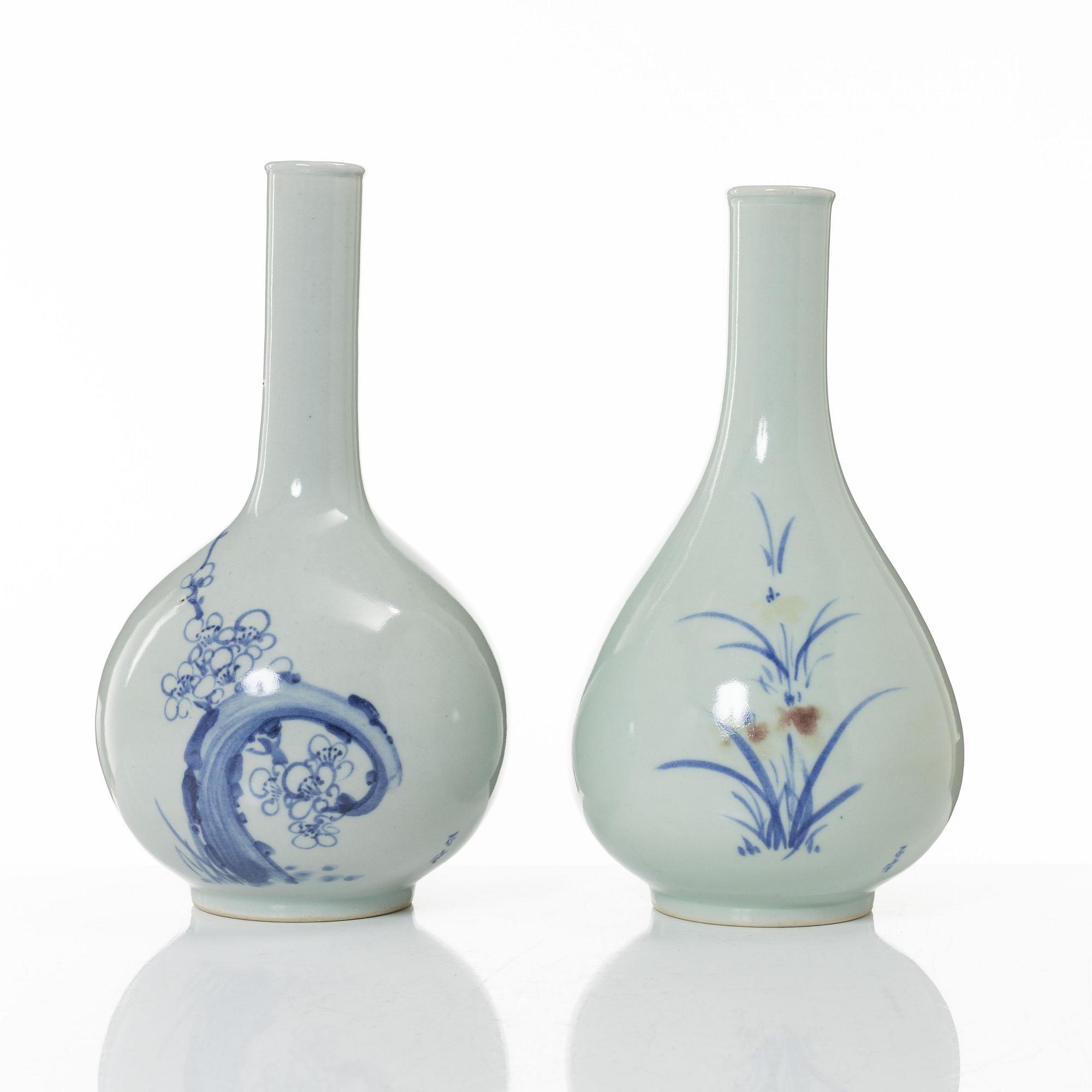 Two porcelain bottles, Japan/Korea, 20th century.