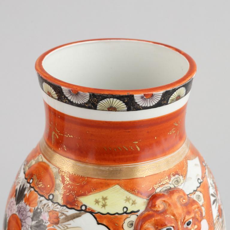 Vaser, ett par, flintgods, Japan, 1900-tal.