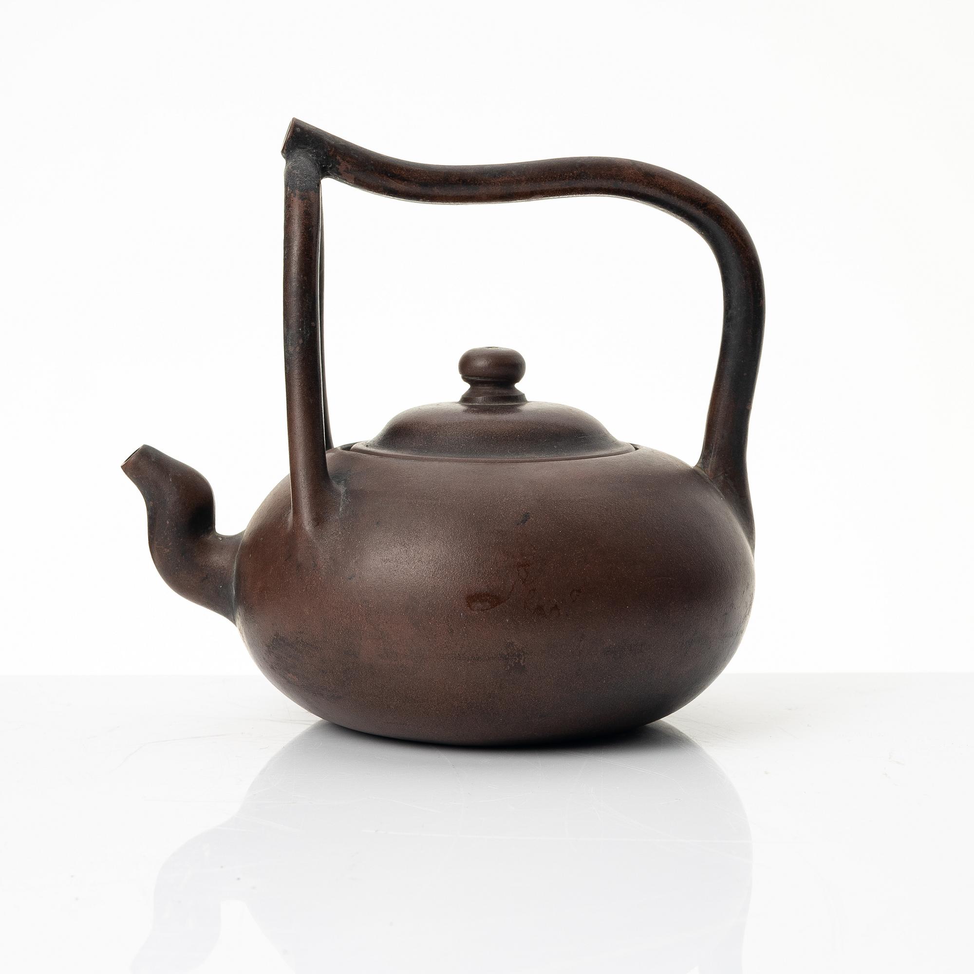 A Chinese yixing teapot, late Qing dynasty /around 1900.