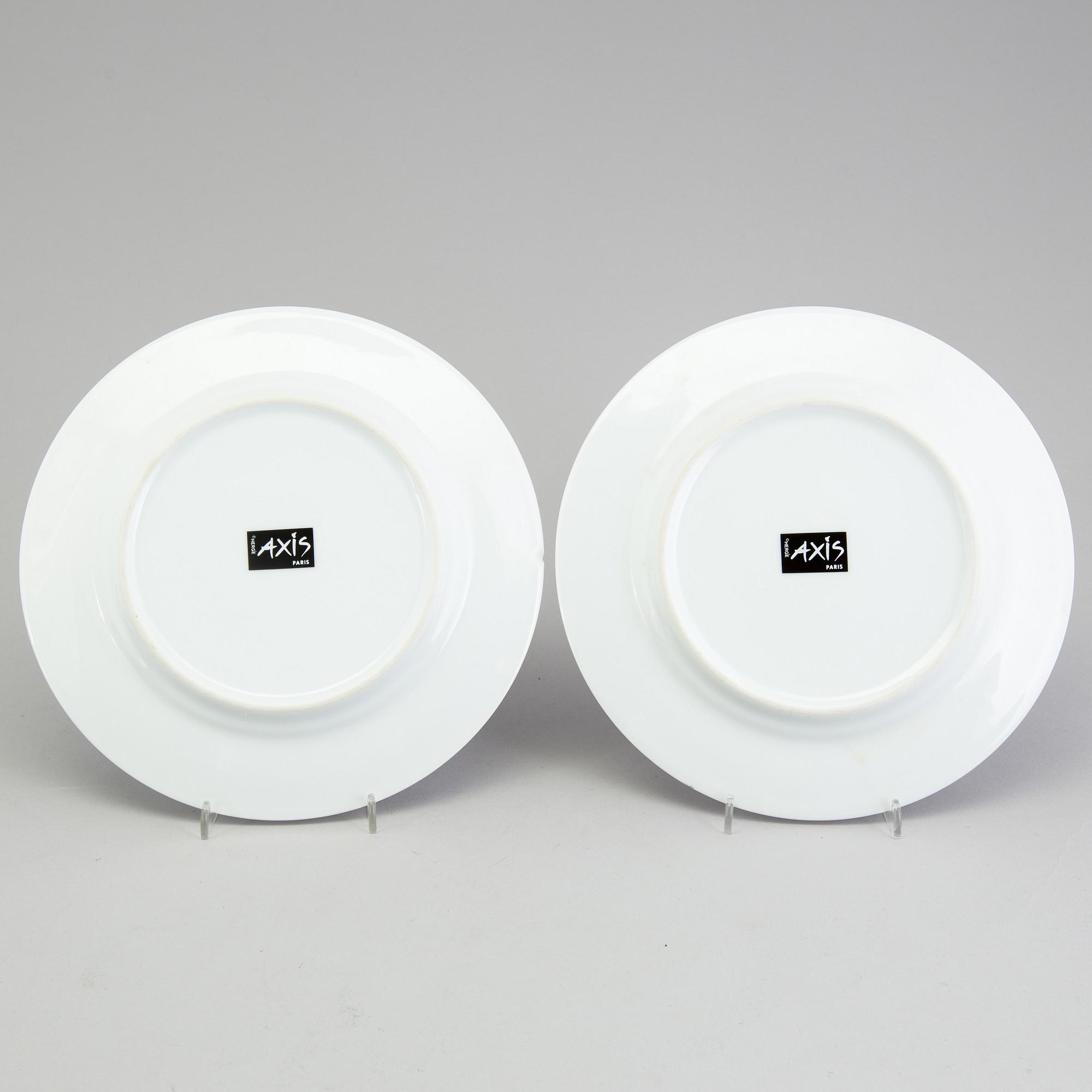 A set of 6 dinnerplates and two small plates and a serving tray depicting Tintin, Axis, France.