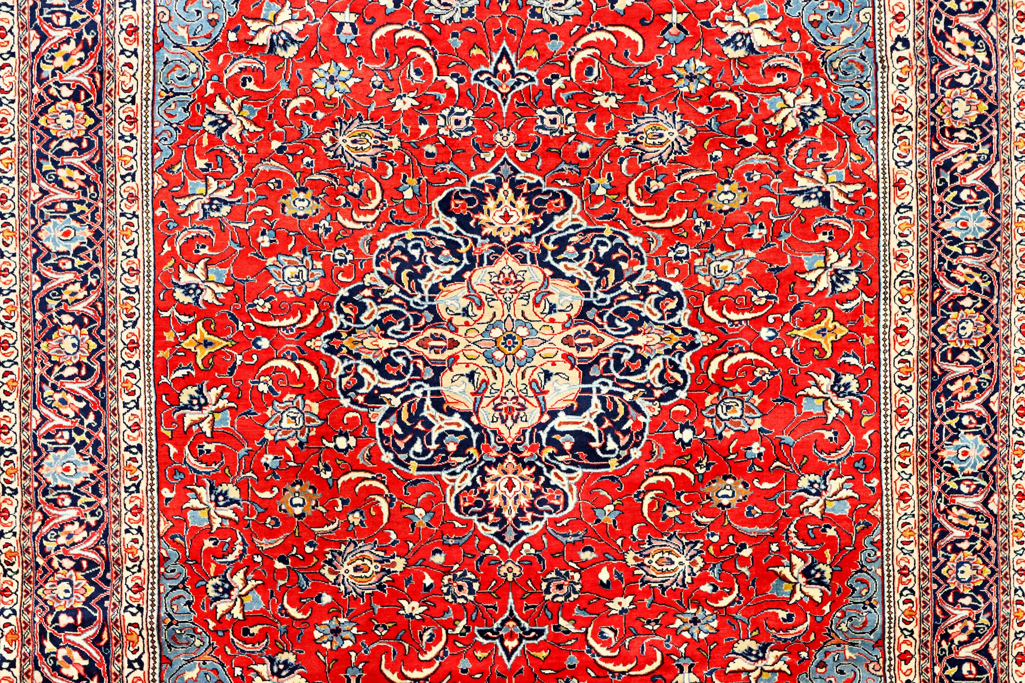 A Kashan carpet, a. 320 x 234 cm.