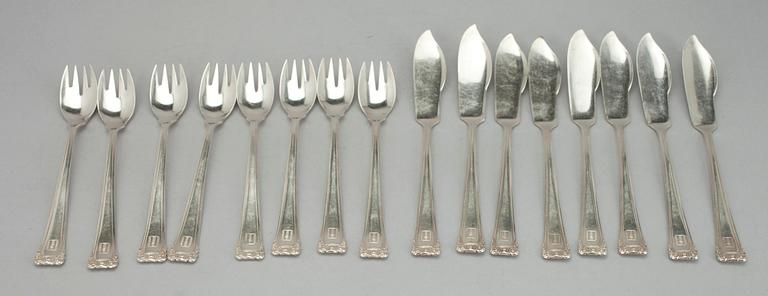 FISKBESTICK, 16 delar, silver, C.G. Hallberg, Stockholm 1916-1917. Tot. vikt ca 767,4 g.