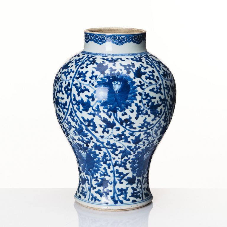 Urna, porslin. Qingdynastin, Kangxi (1662-1722).