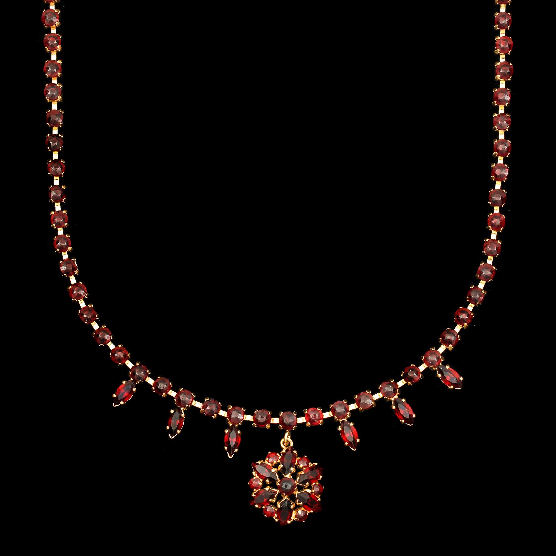 COLLIER, förgyllt silver samt granater, 1900-talets början.