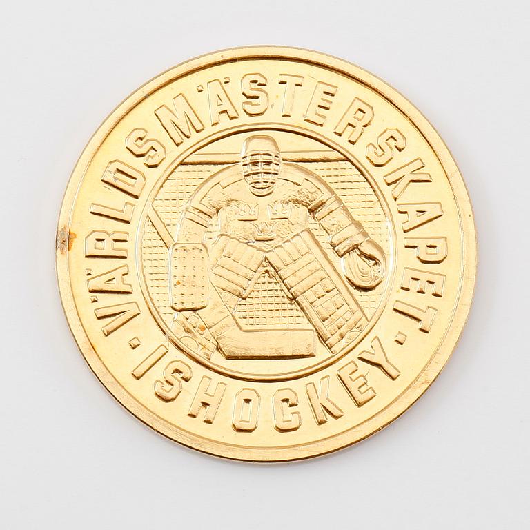 JUBILEUMSMYNT 1000 KRONOR, guld, "Ishockey VM 1989". Totalvikt ca 6 gram.