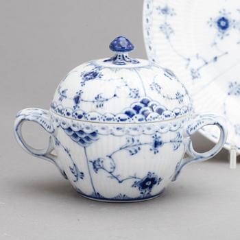KAFFESERVIS, 48 delar, porslin, "Musselmalet" Royal Copenhagen.