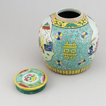 A famille rose jar with cover, Qing dynasty, early 20th century.