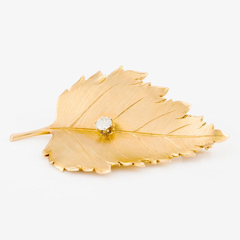 Brooch, 18K gold with brilliant cut diamond.