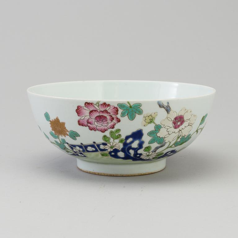 A famille rose export porcelain bowl, late 19th/early 20th century.