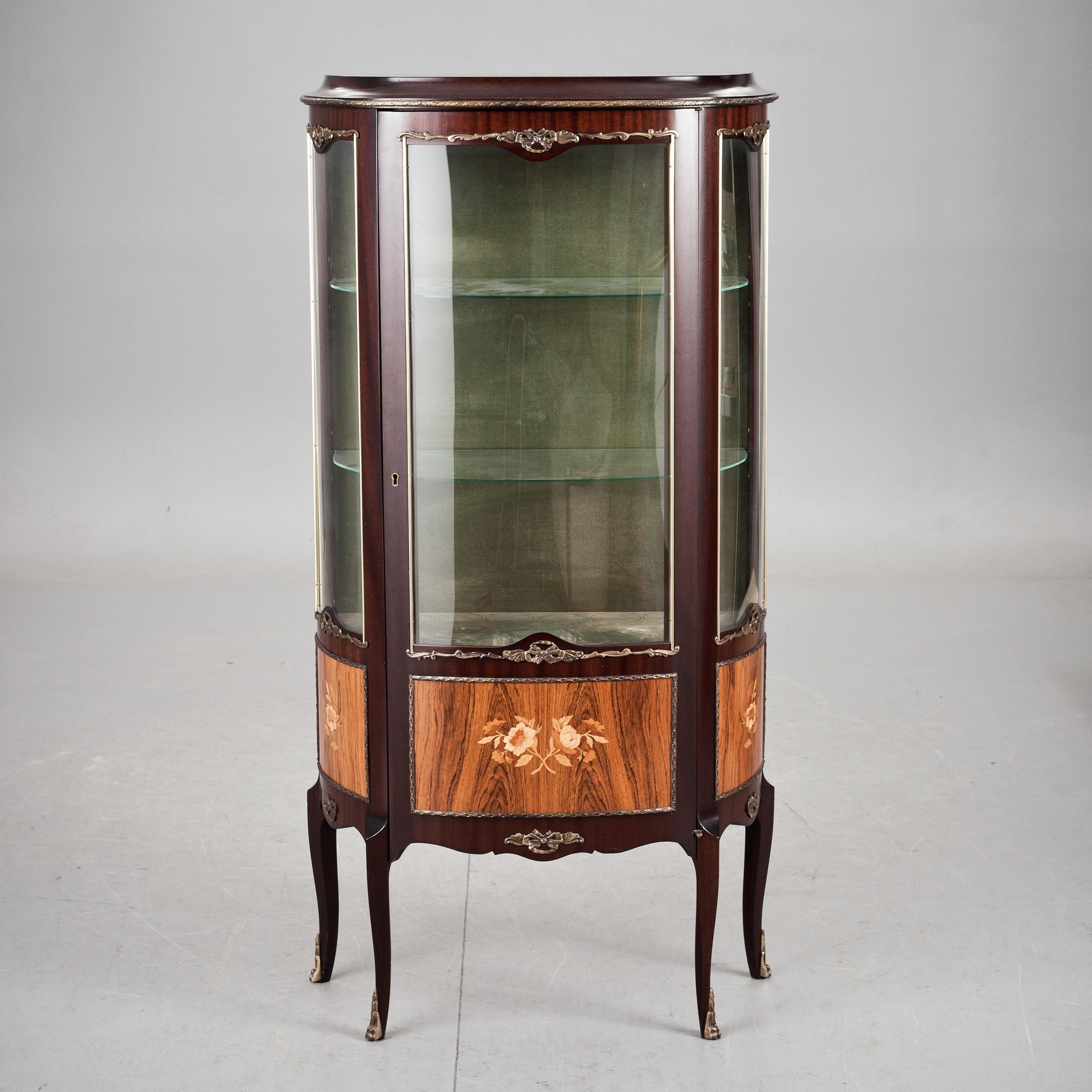 VITRINSKÅP, rokokostil, 1900-talets andra hälft.