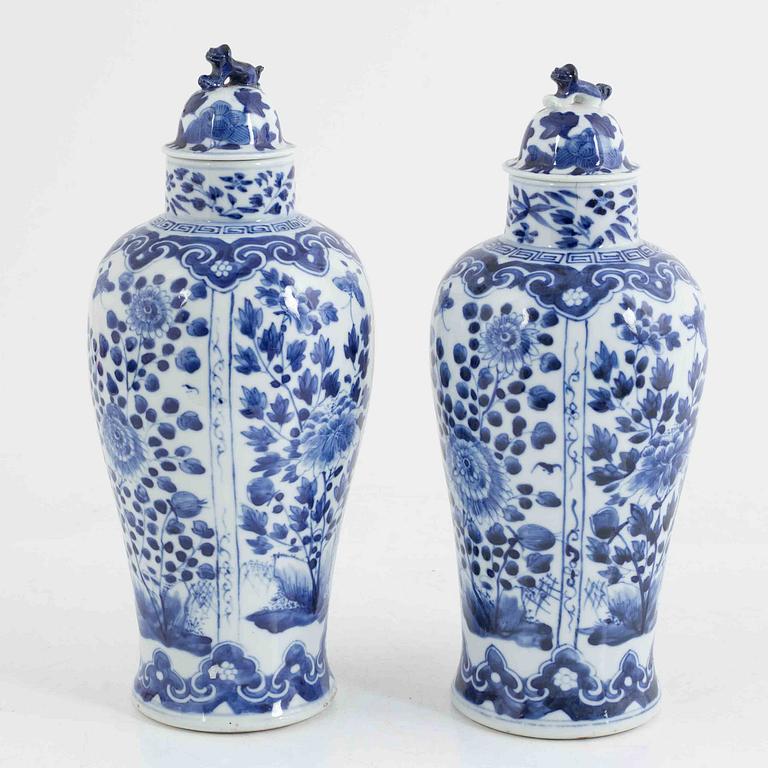 A pair of blue and white porcelain urn with covers, late Qing dyansty, 19th century.