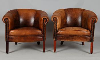 CLUBFÅTÖLJER, 1 par, 1900-talets första hälft.