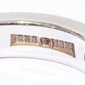 Ring 18K white gold set with diamonds.