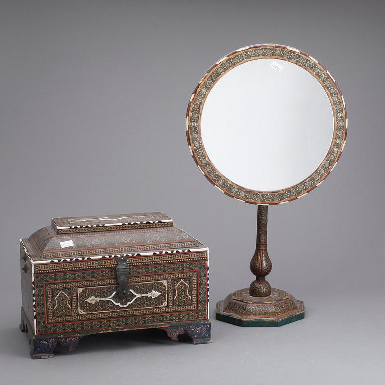 SKRIN samt Spegel, sannolikt Syrien, omkring sekelskiftet 1900.