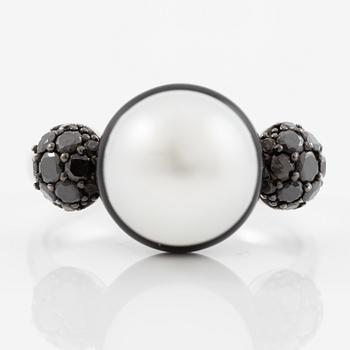 Ring 18K vitguld med en odlad Söderhavspärla och svarta diamanter och emalj, Autore.