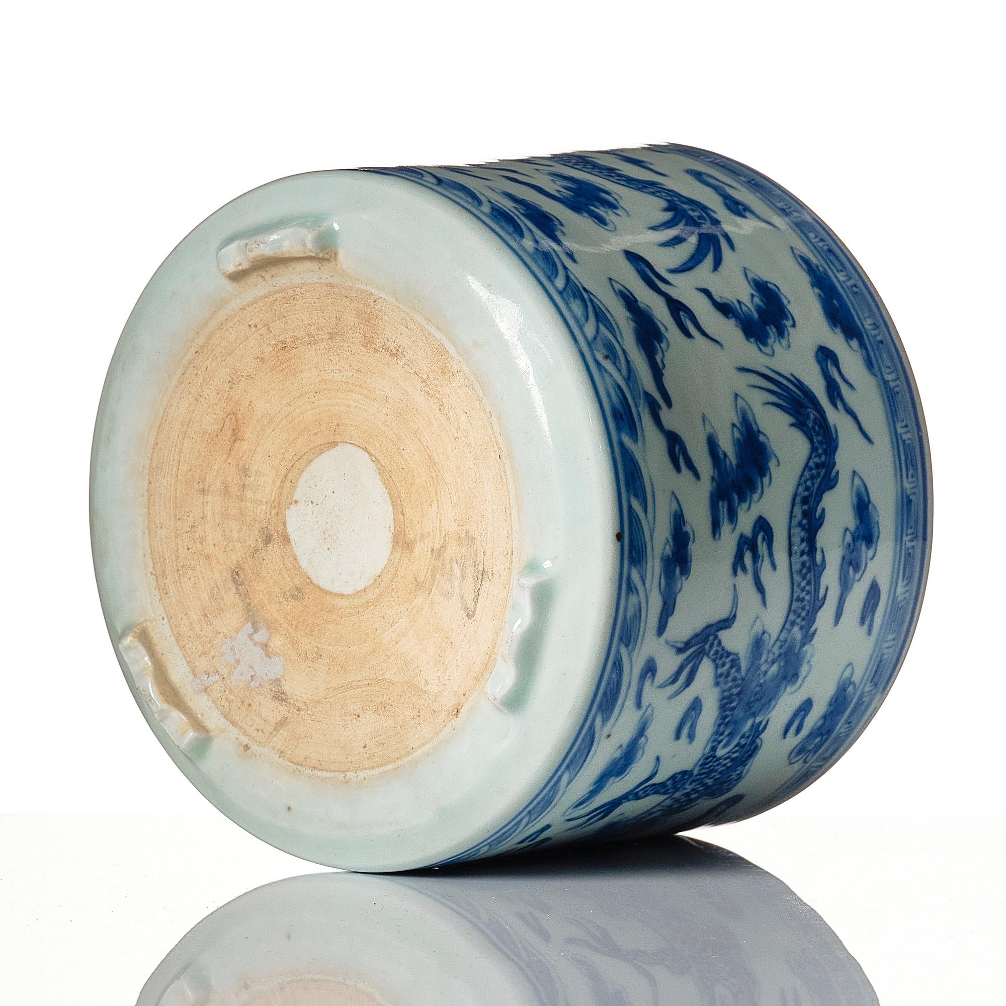 A blue and white four clawed dragon censer, Qing dynasty, 19th Century.
