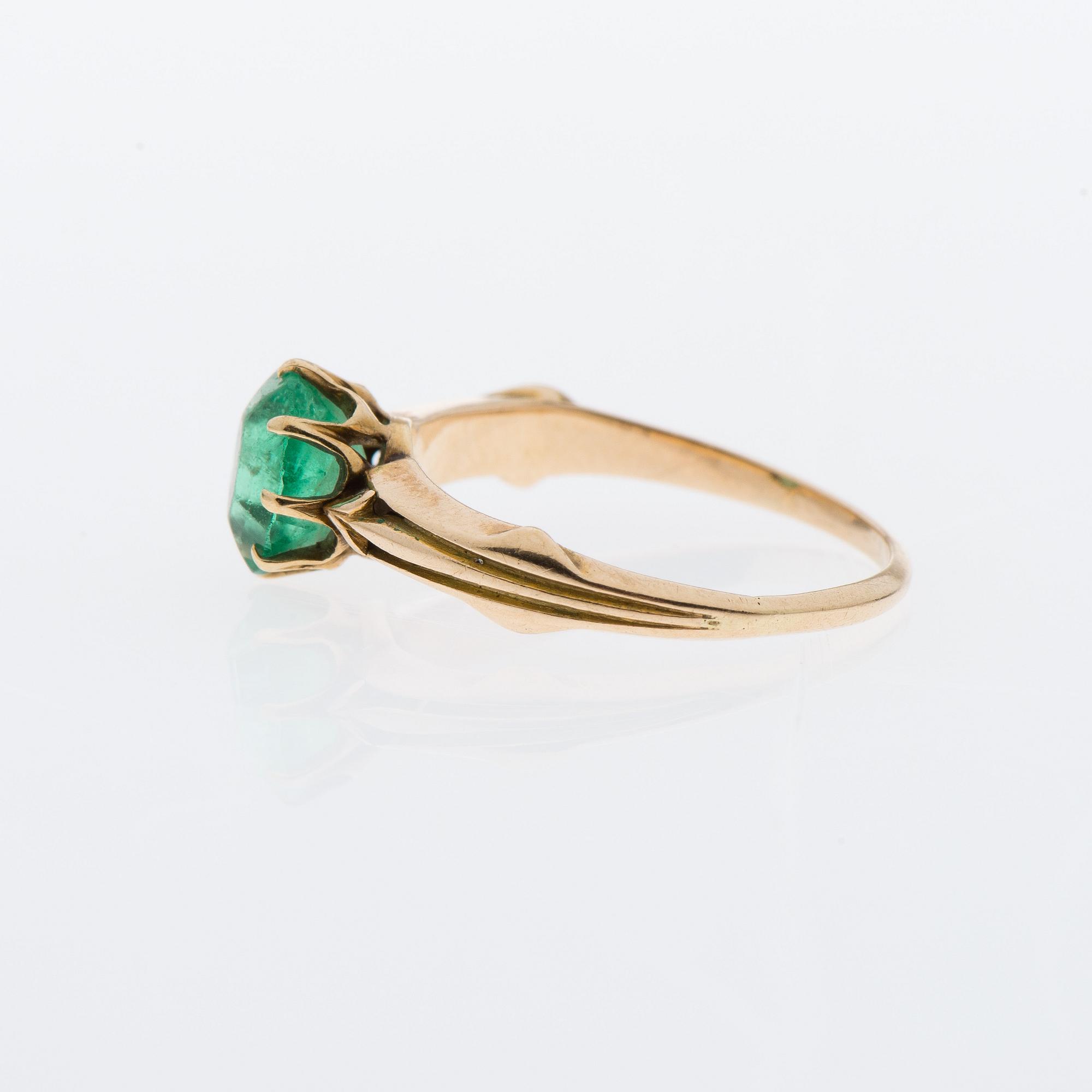 RING, fasettslipad smaragd, 14K guld, ryska stämplar.
