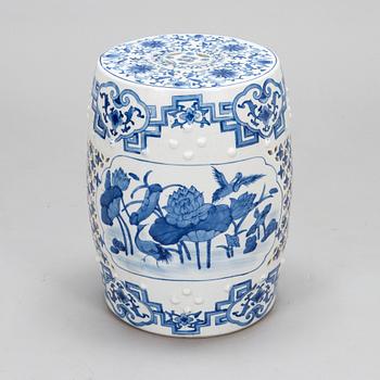 A modern manufacturing blue and white Chinese garden porcelain seat.