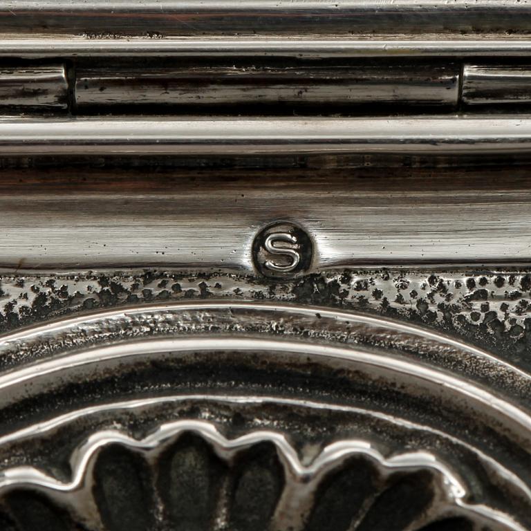 ASK MED LOCK, silver, utländska stämplar, 1900-tal. Vikt ca 320 g.