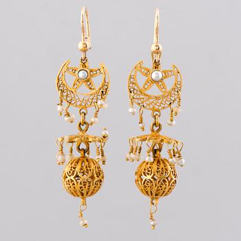 A PAIR OF EARRINGS, 18k gold filigrane.