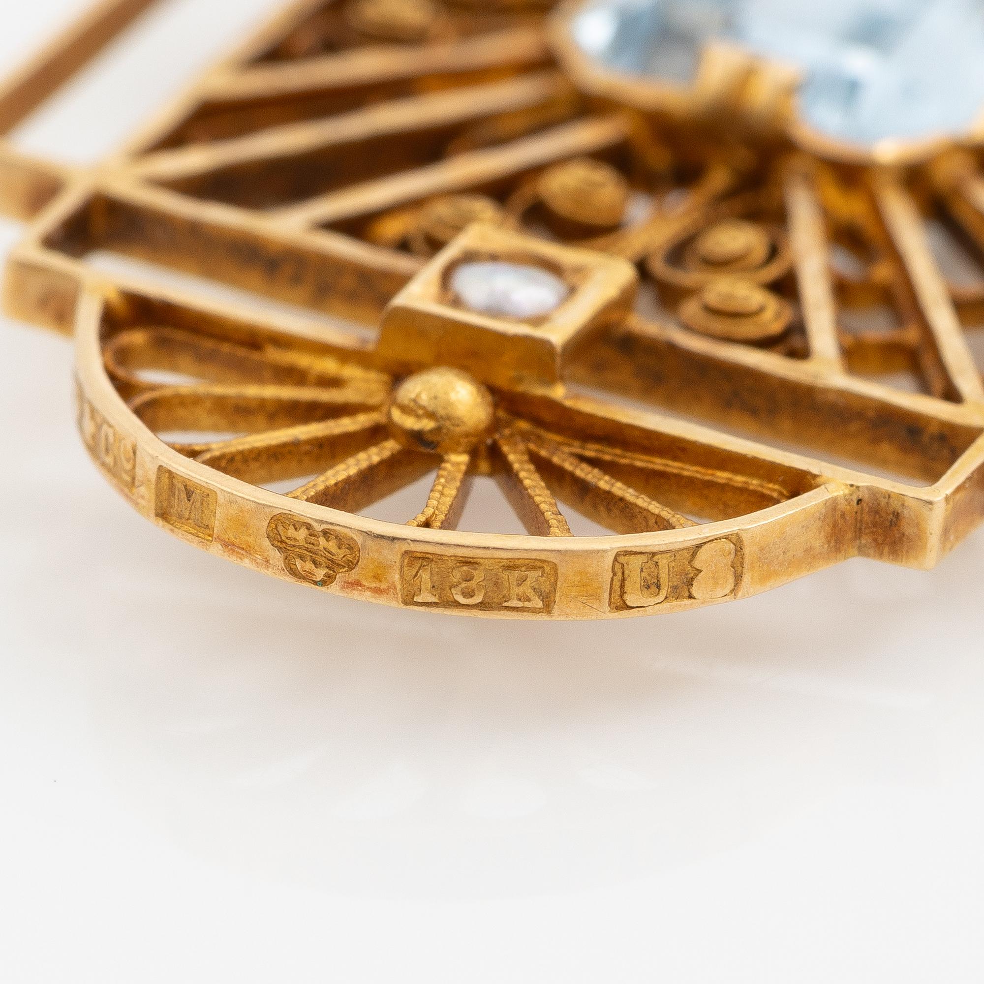 Pendant, 18K gold with small pearls and blue synthetic spinel, 1940s.