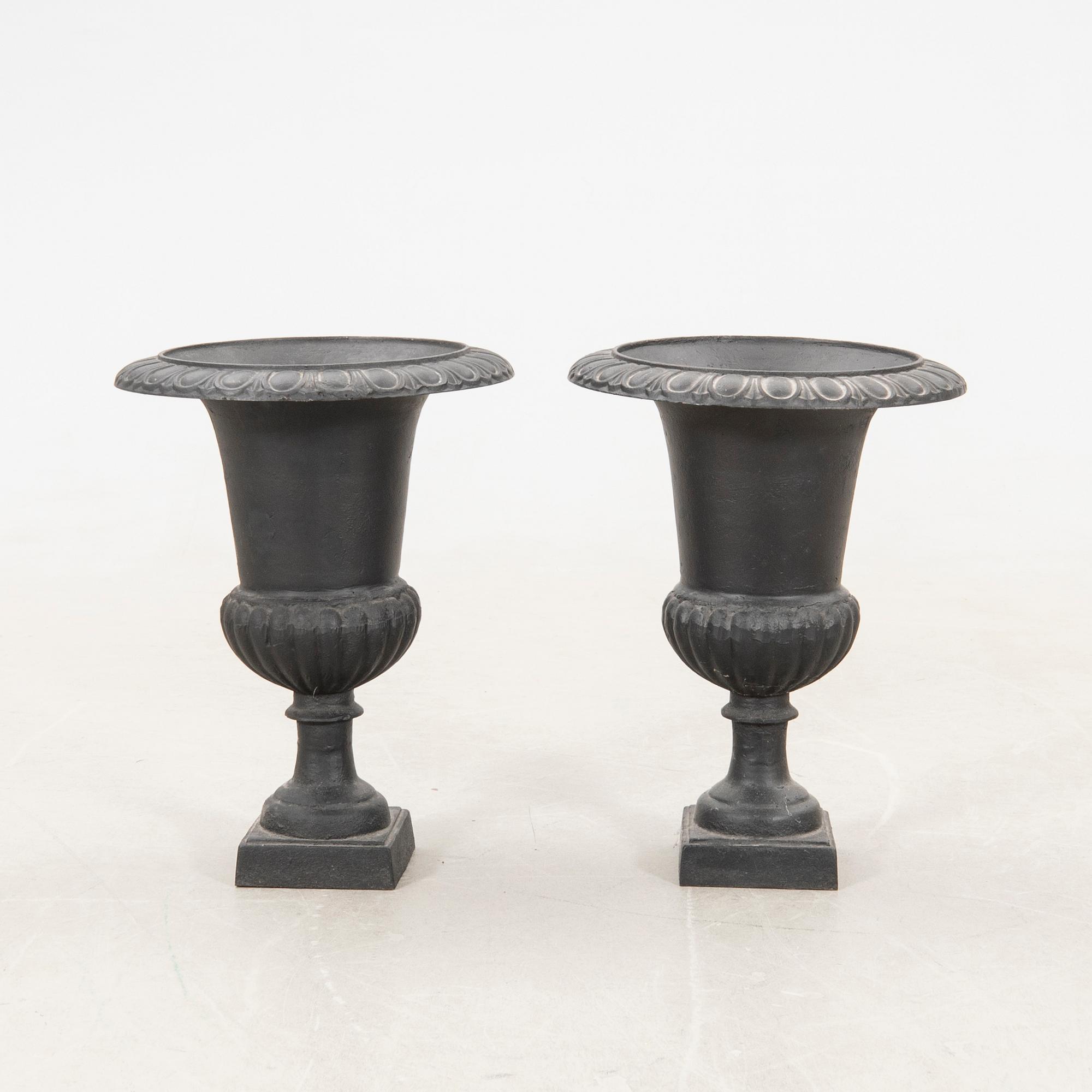 Garden urns, a pair of 20th century cast iron.