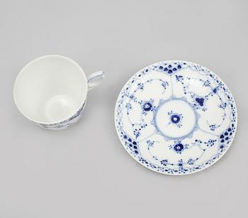 KAFFEKOPPAR med FAT, 8 st, "Musselmalet", porslin, Royal Copenhagen, 1900-talets andra hälft.