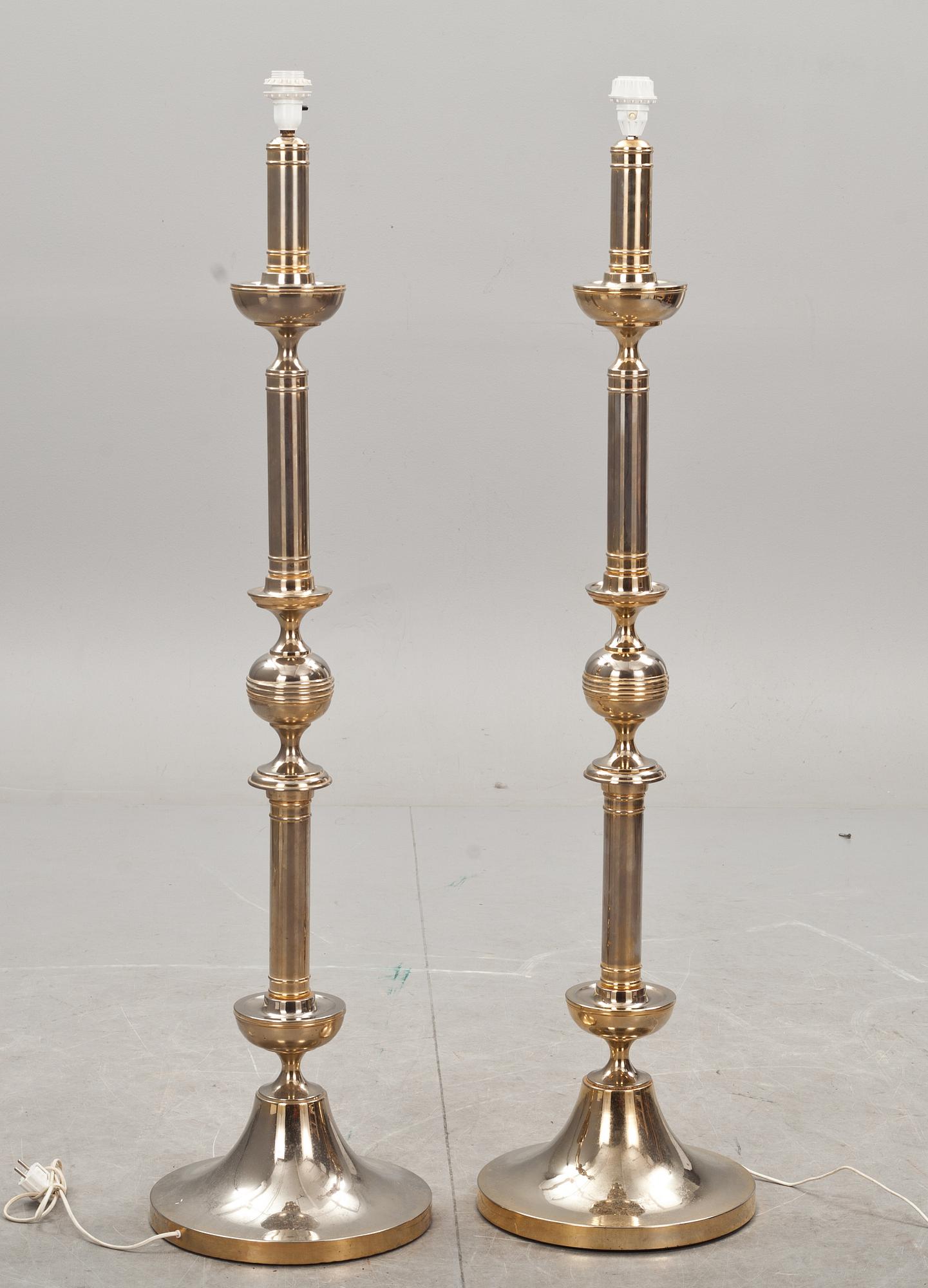 GOLVLAMPOR, ett par, 1900-talets andra hälft.