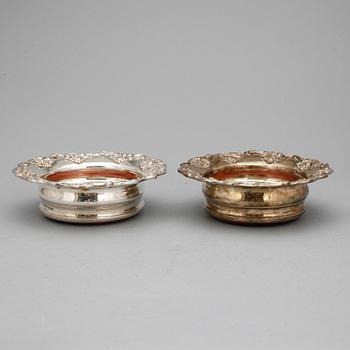 COASTERS, ett par, nysilver, 1900-tal.