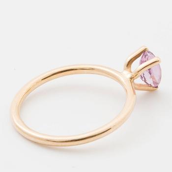 RING, med droppslipad ametist.