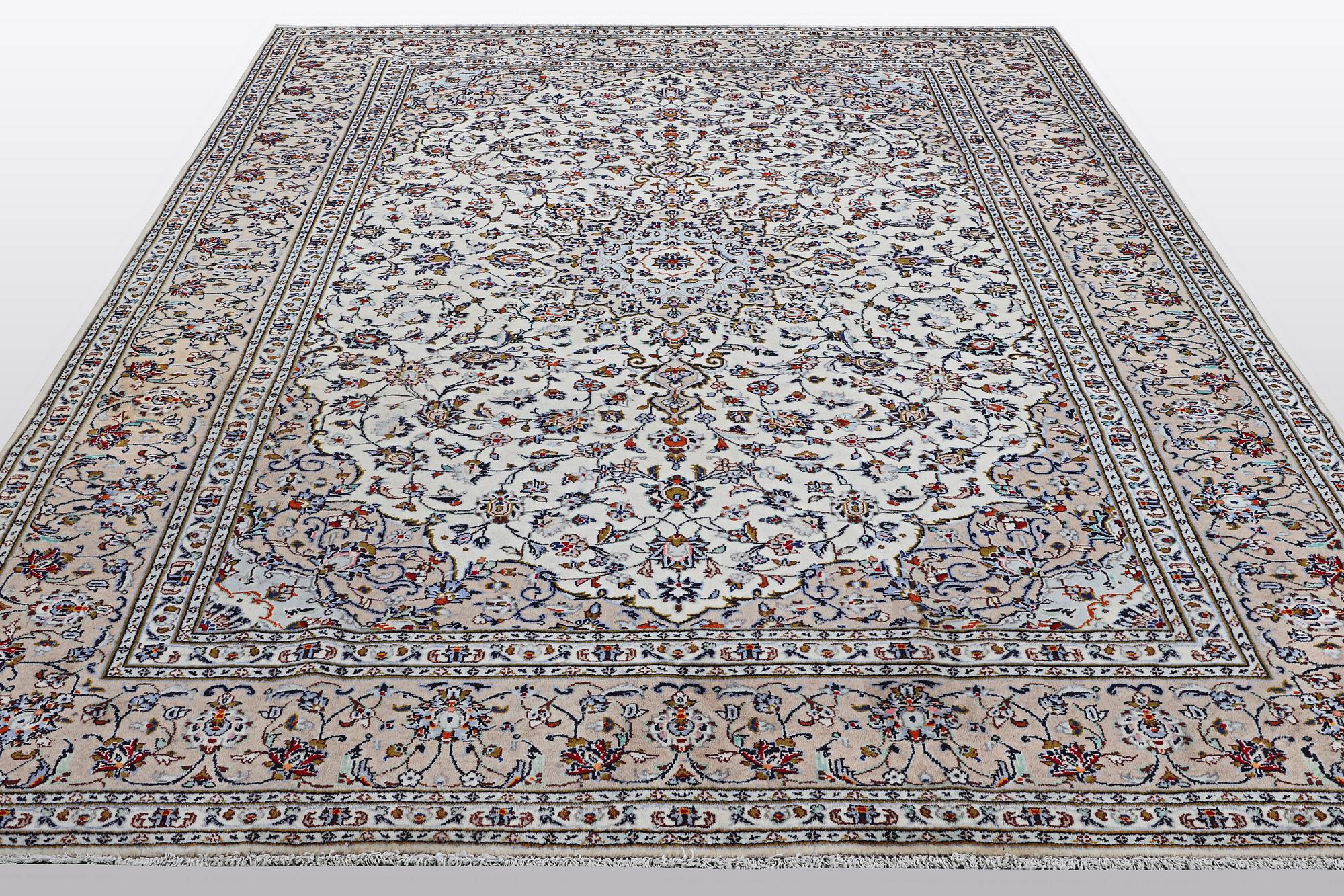 A carpet, Kashan, ca 344 x 245 cm.