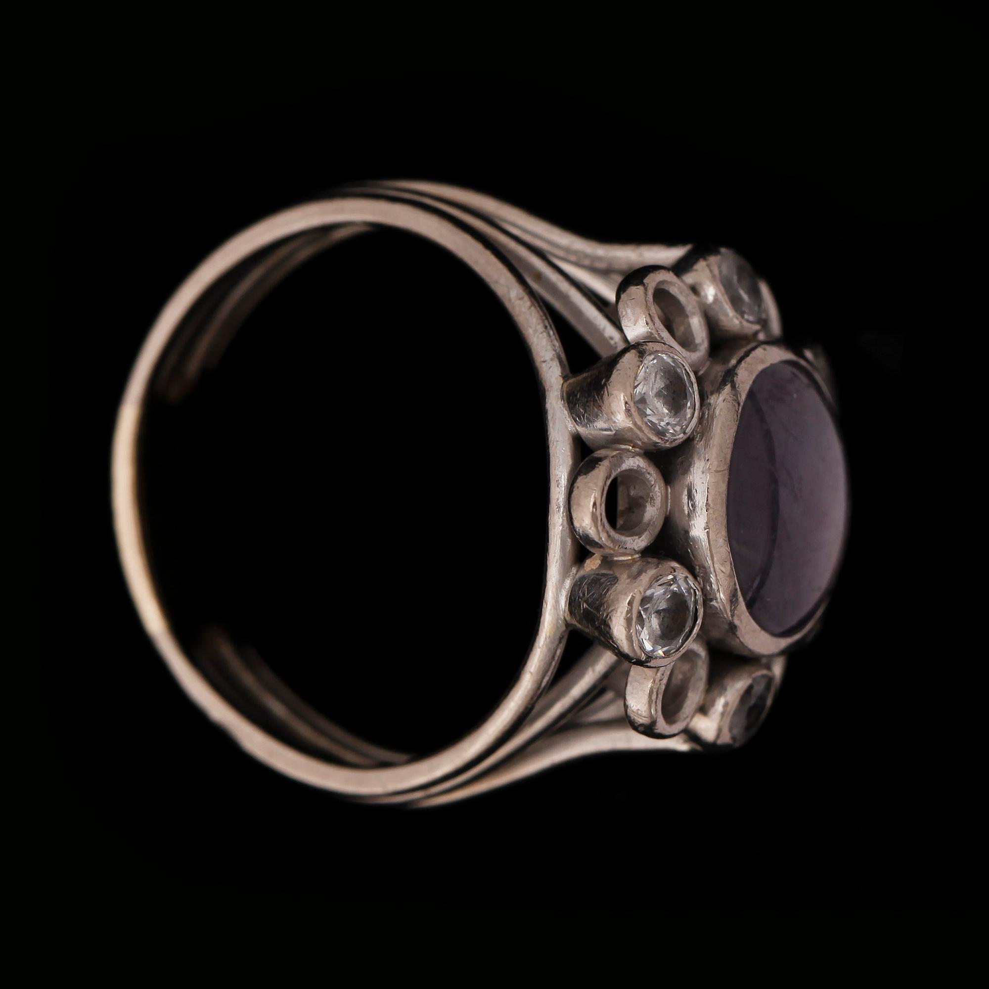 RING, 18k vitguld med cabochonslipad stjärnsafir och vita stenar. Francs Guld, Stockholm, 1996. Vikt 8,4g.