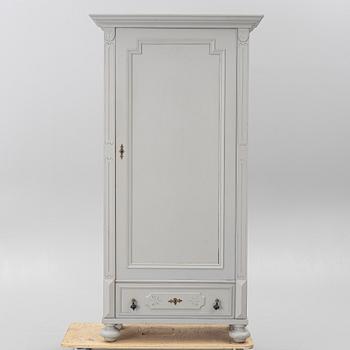 Klädskåp från omkring år 1900.