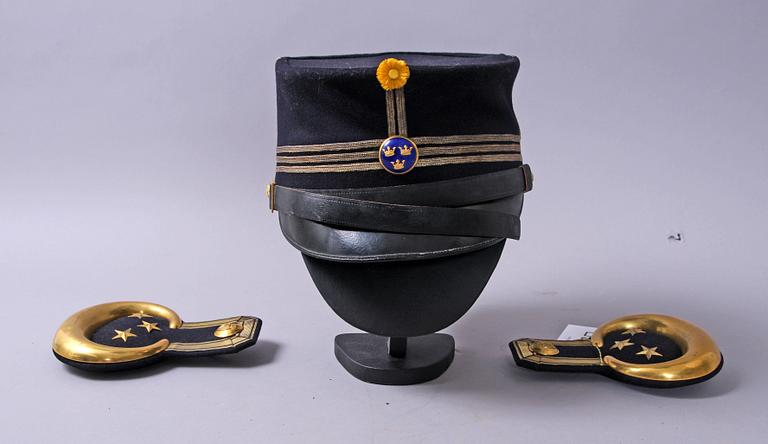 UNIFORMSMÖSSA och EPÅLETTER, ett par.