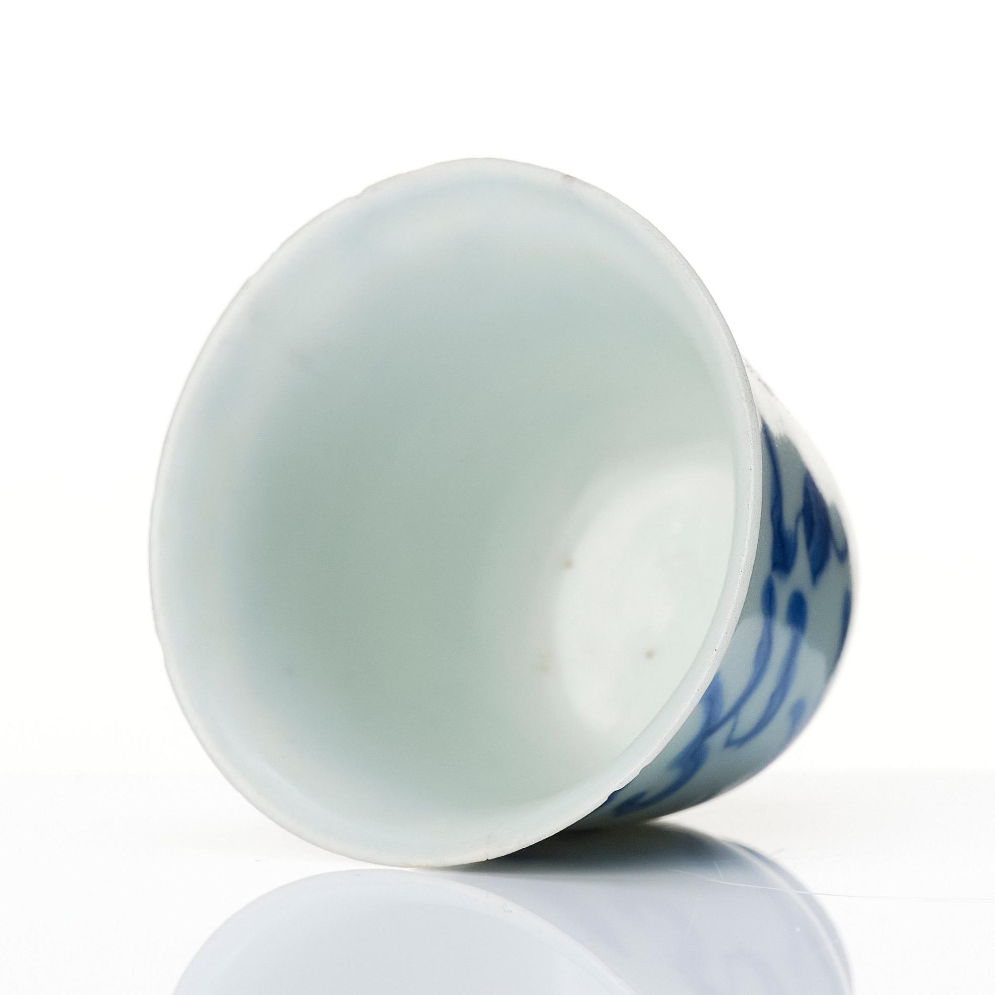 A blue and white four clawed dragon wine cup, 'Hatcher Cargo', 17th Century.